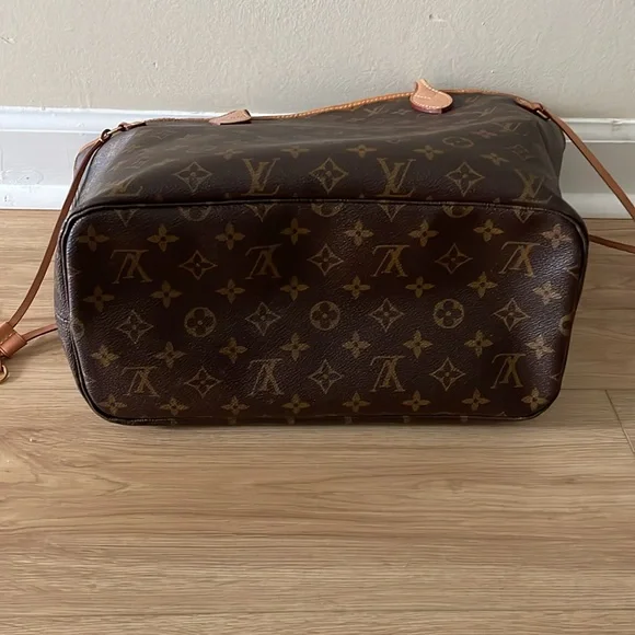Authentic Louis Vuitton Neverfull MM - Picture 3 of 9